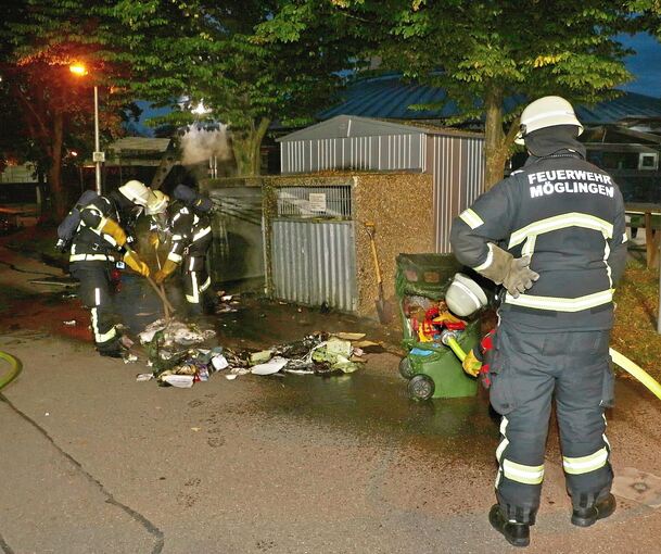Warum die Mülltonnen gebrannt hatten, ist bisher unklar.