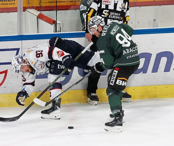 Duell an der Bande: Der zweifache Steelers-Torschütze Tyler McNeely (rechts) attackiert den Ravensburger Simon Sezemsky.