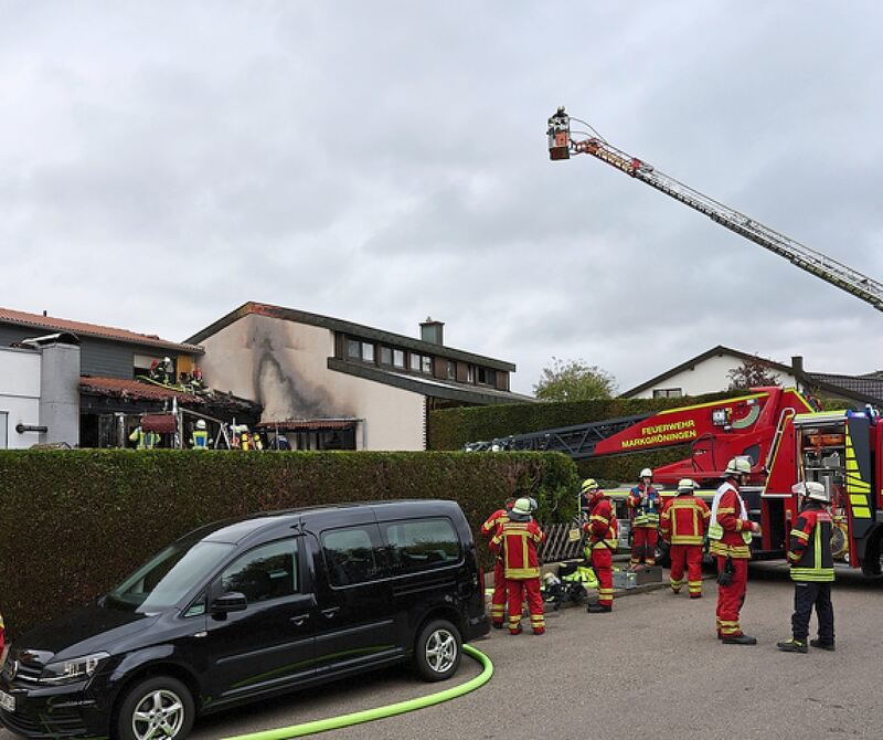 Der Brand drohte auf ein Nachbargebäude überzugreifen. Der Brand drohte auf ein Nachbargebäude überzugreifen.