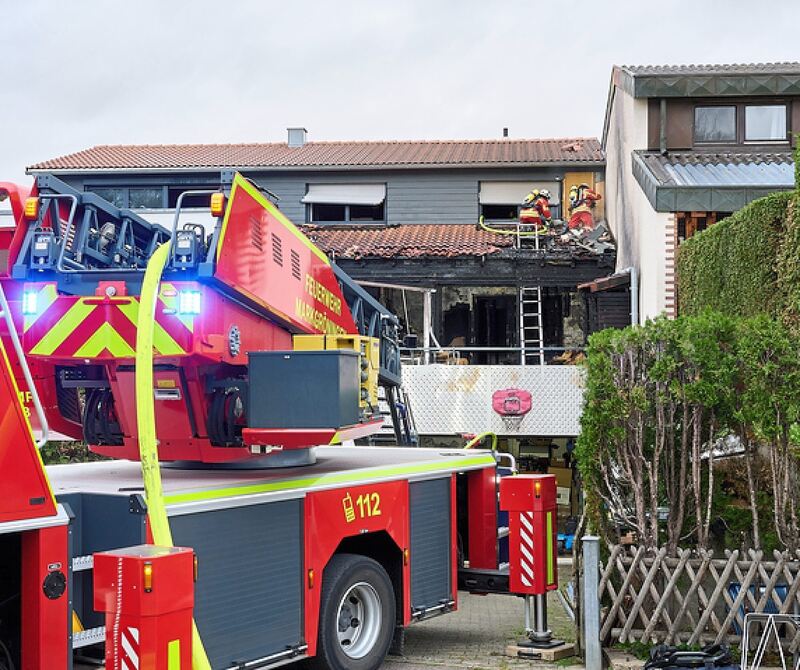 Die Feuerwerh war mit großem Aufgebot angerückt. Die Feuerwerh war mit großem Aufgebot angerückt.