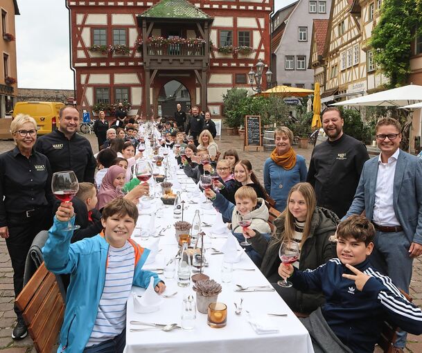 Mitten auf dem Besigheimer Marktplatz steht die lange Tafel für die Schüler der Schule am Steinhaus bereit. Auch Bürgermeister Florian Bargmann (rechts) hat daran Gefallen.