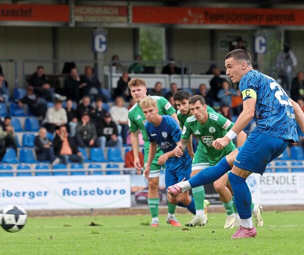 Der Aushilfs-Kapitän übernimmt auch vom Punkt Verantwortung: Gal Grobelnik trifft zum zwischenzeitlichen 1:1.