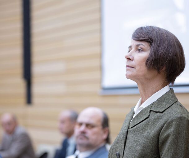 Ungewöhnliche Besetzung im Plenarsaal des Baden-Württembergischen Landtags: Das Ensemble des Stuttgarter Schauspiels mit Peter Weiss‘ „Die Ermittlung“ und Sylvana Krappatsch im Zeugenstand.