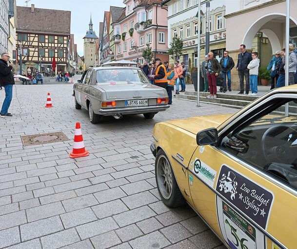 Historische Wagen vor historischer Kulisse in Marbach.