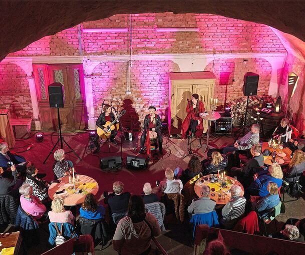 Bis auf den letzten Platz gefüllt: Der Eiskeller bei der musikalischen Lesung am Samstag.