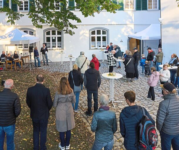 Einweihung des sanierten Hofs im Oßweiler Schloss: Sabine Stanjeck, Vorsitzende vom Zitherclub, und Bürgermeister Sebastian Mannl eröffnen die Feier.