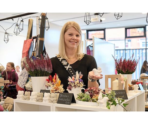 Der Hobbykunstmarkt, bei dem 25 Händler im Keltensaal ihre Waren unters Volk bringen, ist ebenso gut besucht wie der Kirbemarkt in der Bahnhofstraße und der große Flohmarkt in Wilhelm- und Seestraße.