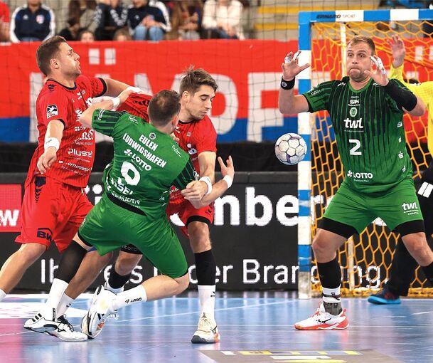 Harte Arbeit: Die SG-Spieler Fabian Wiederstein und Nikola Vlahovic (von links) halten die Eulen in Schach.