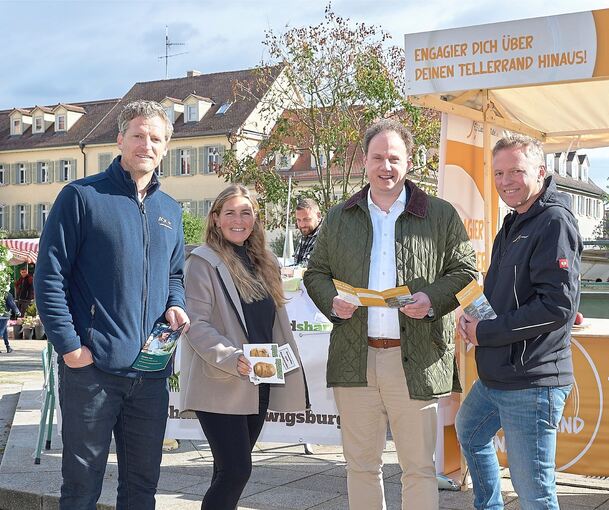 Felix Lobedank (AOK), Sarah Schwab (Foodsharing), Oberbürgermeister Matthias Knecht und Hergen Blase (Ludwigstafel) (von links) bei den Nachhaltigkeitstagen auf dem Marktplatz.
