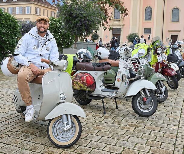 Giuseppe Parasiliti, der erste Vorstand des Vespa-Vereins und Gründer auf einer hübschen 125er Vespa.