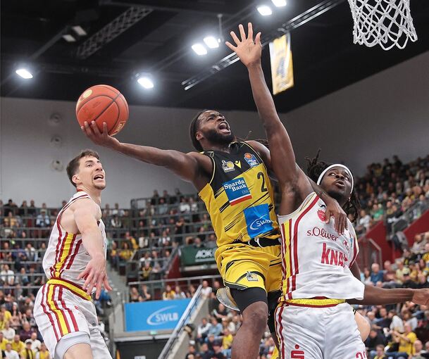 Trotz 18 eigener Punkte am Ende nicht zufrieden: Ludwigsburgs Guard Traveon Buchanan (Mitte) zieht gegen die Würzburger Alen Pjanic (links) und Charles Thompson zum Korb.
