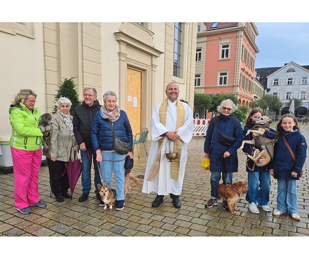 Pfarrer Alois Krist mit den Gesegneten (v.l.) Paulchen, Sally, Tilla (halb verborgen), Kira und Fred.
