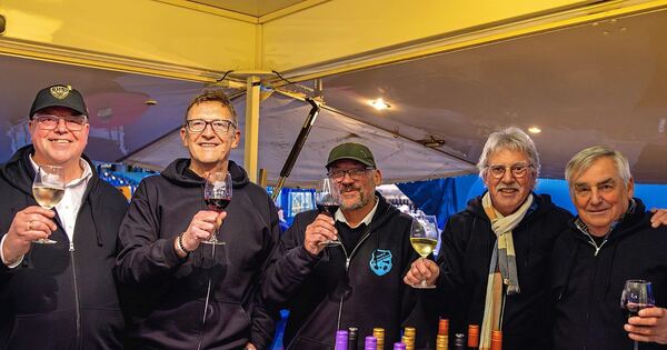 Weindorf in Erdmannhausen: Erst Ansturm, dann Sturm