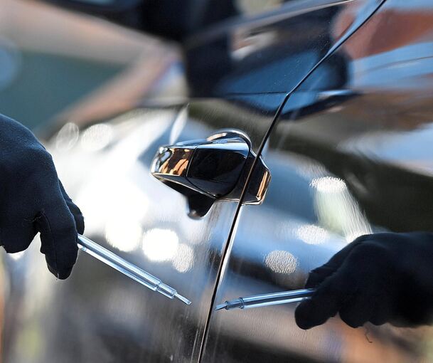 Unbekannte zerkratzen die rechte Seite eines Autos. Unbekannte zerkratzen die rechte Seite eines Autos.