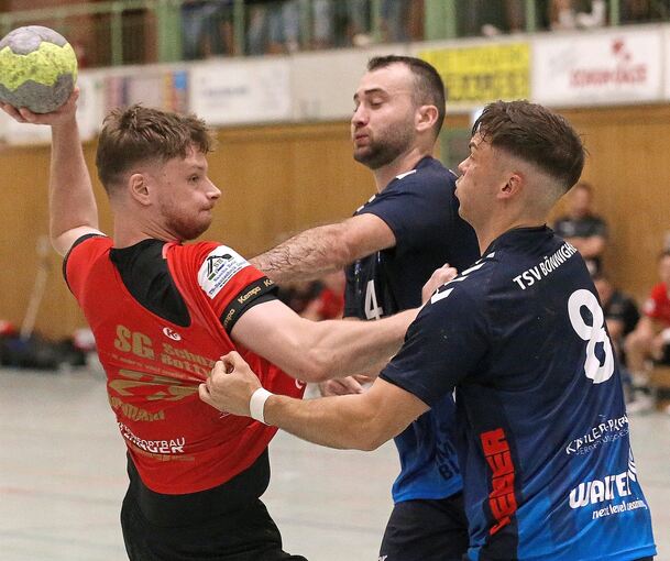 Fabian Kornmann (l.) und die SGSB laufen gegen die Bönnigheimer David Müller (M.) und Jaron May lange einem Rückstand hinterher.
