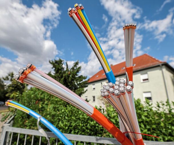 Frisch verlegte Glasfaserkabel: Je stärker die IT-Infrastruktur in die Cloud ausgelagert wird, umso wichtiger wird eine schnelle Internetanbindung auch für die Rathäuser.