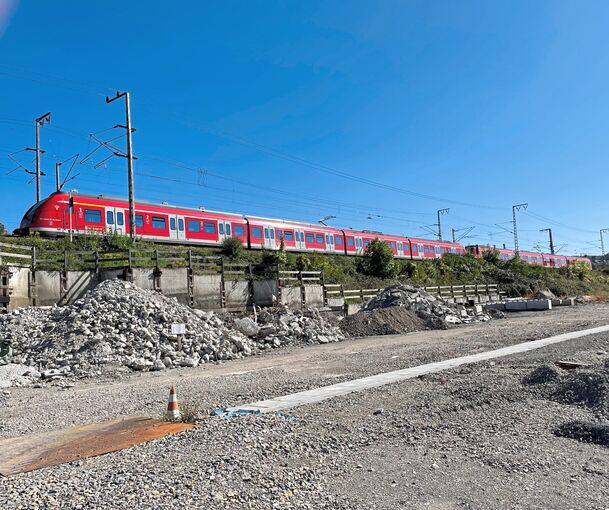Fahrgäste in der S4, S5 und S6 haben auf Höhe des alten Ufa-Palastes beste Sicht auf die Baustelle rund um die Station Mittnachtstraße, für deren Anschlüsse noch viele Arbeiten nötig sind.