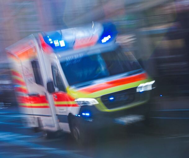 Ein Rettungsfahrzeug ist mit Blaulicht unterwegs: Die Kosten für den Transport in die Klinik nach Ludwigsburg übernimmt Werner Otts Krankenkasse – die für ein günstigeres Taxi jedoch nicht.