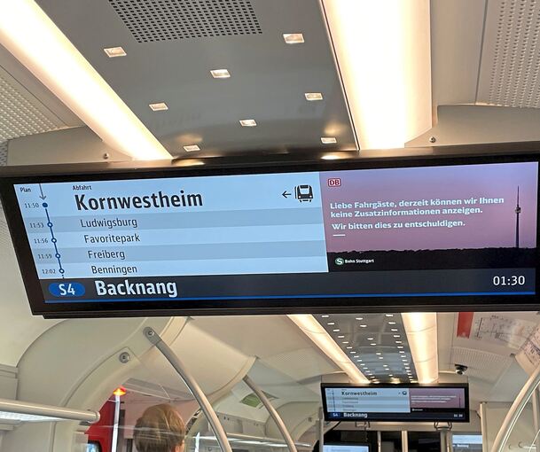 Rechts stehen normalerweise Infos zum nächsten Halt oder aktuelle Anschlüsse – doch auch hier funktioniert die Technik nicht immer, zeigt dieses an einem Vormittag (und nicht nachts) aufgenommene Beispiel.