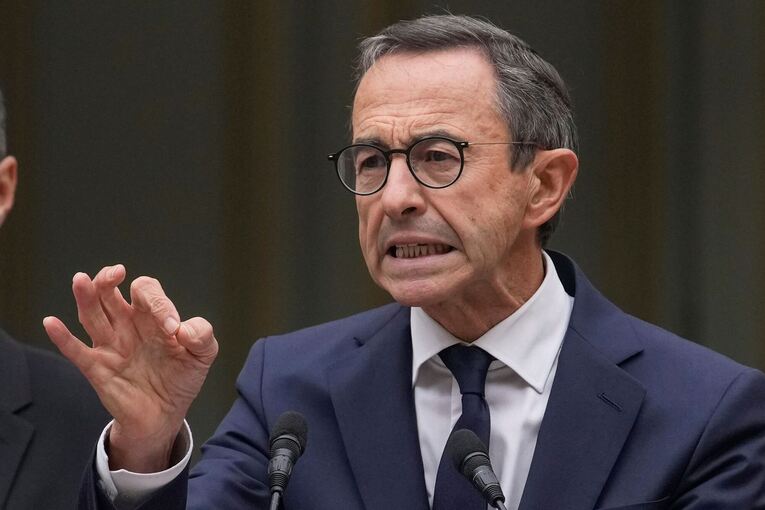 Zurückgetretener Premier soll in Paris Weg aus Krise finden