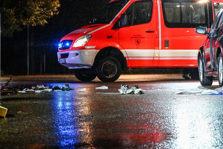 Mann bei Unfall von Auto überfahren: Schwer verletzt