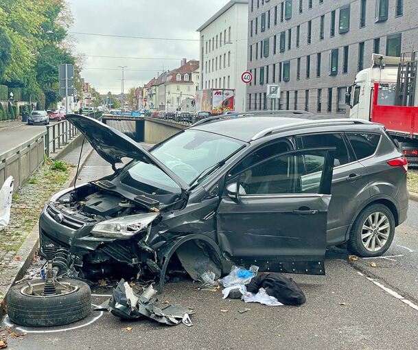 Der Ford ist schräg auf der Straße zum Stehen gekommen.