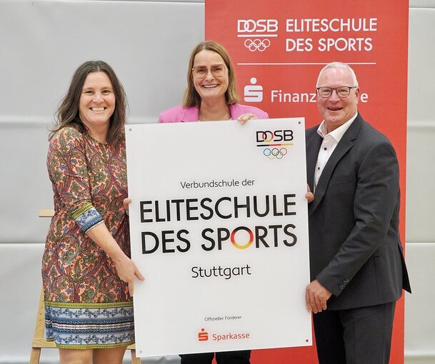 Nur 43 Schulen in Deutschland tragen den Titel „Eliteschule des Sports“. Schulleiter Mathias Hilbert kann dieses Schild nun an seine Schule heften.