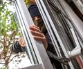 Die Unbekannten hebelten ein Fenster auf.