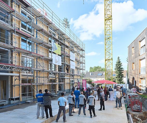 Beim Richtfest für den Sozialwohnungsbau in der Brucknerstraße.