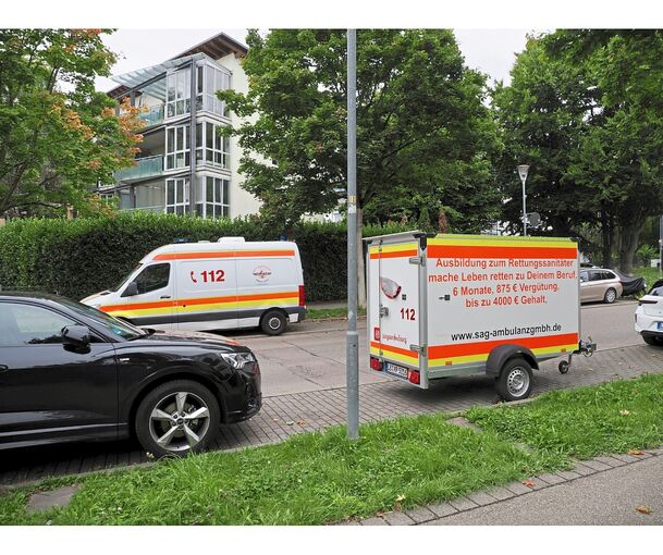 Häufiges Bild an der John-F.-Kennedy-Allee: Fahrzeuge der SAG Ambulanz parken auf öffentlichen Stellplätzen.