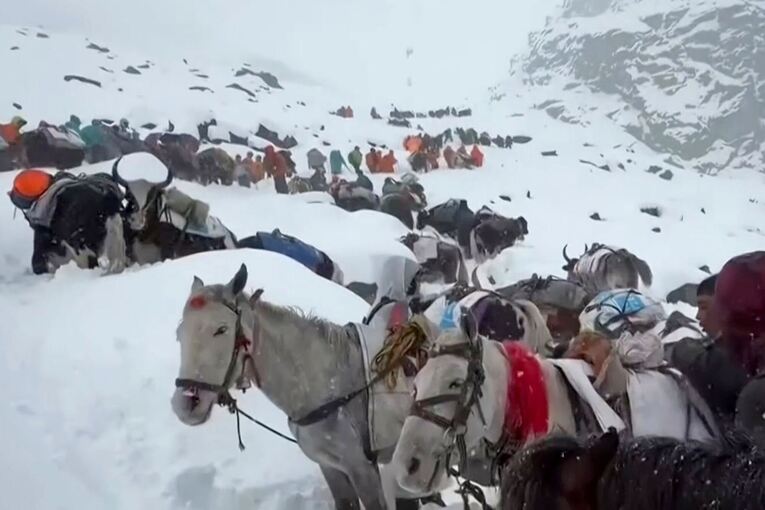 Wanderer am Mount Everest durch Schneefall eingeschlossen