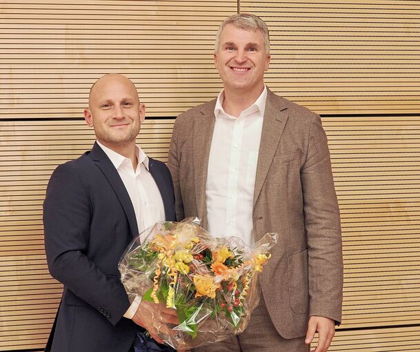 Georg Zakrzewski (links) setzte sich bei der Wahl zum Remsecker Baubürgermeister klar durch. Oberbürgermeister Dirk Schönberger gratulierte.