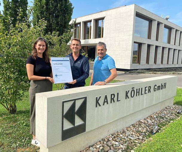 Treffen sich am Firmensitz zur Übergabe der Auszeichnung (von links): Eva-Maria Popp (PrimAQ-Beauftragte der Handwerkskammer), Marcell Erwerle (Ausbildungsleiter Karl Köhler GmbH) und Karl Köhler (Geschäftsführender Gesellschafter Karl Köhler GmbH).
