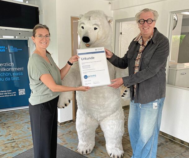 Freude bei der Übergabe des Zertifikats durch Eva-Maria Popp von der Handwerkskammer Region Stuttgart an Holger Eckert, Geschäftsführer von Kälte Eckert.