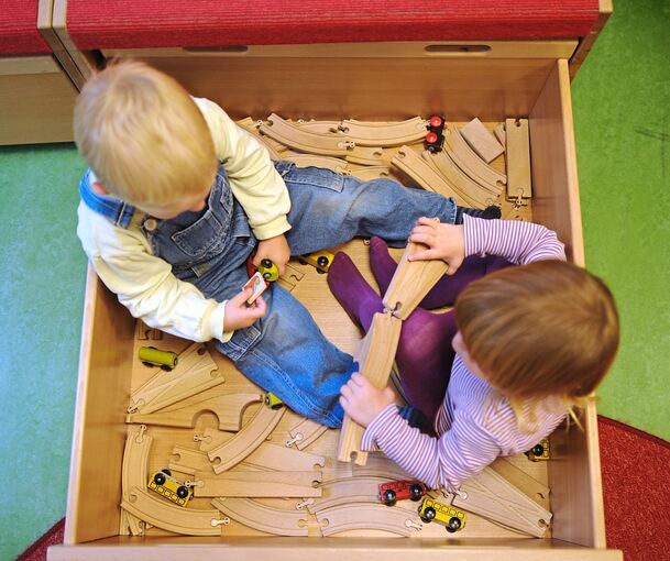 Vor allem die Betreuung von Kleinkindern wird für viele Eltern immer mehr zum finanziellen Problem.