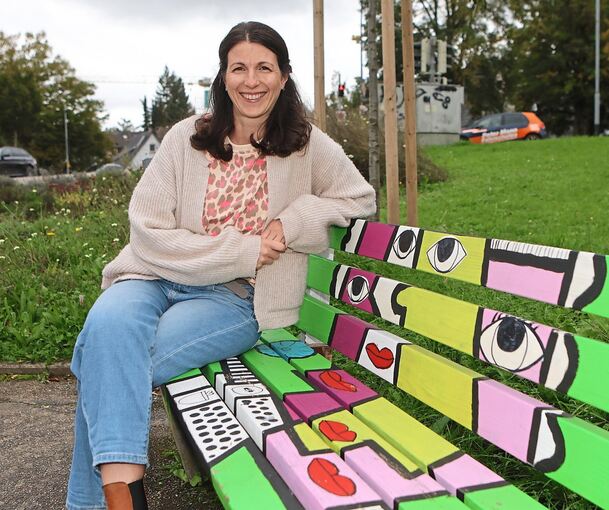 Quartiersmanagerin Verena Ungar auf dem „Schwätzbänkle“ an der Löchgauer Straße: Auch hierbei handelt es sich um ein Projekt, welches das Netzwerk Quartier begleitet hat. Schüler der Friedrich-Schelling-Schule haben die Bank gestaltet.