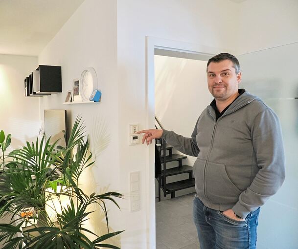 Daniel Wöber freut sich über die vielen Smart-Home-Funktionen seines Hauses.