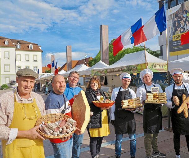 Genussexperten aus Frankreich zu Gast in Ludwigsburg: Bis Sonntag gastiert der französische Markt auf dem Rathaushof.