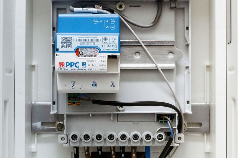 Smart Meter hängt in einem Schaltkasten