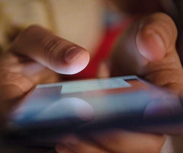 Der Mann soll sich vor drei Jahren auf seinem Smartphone Kinderpornos angeschaut haben.
