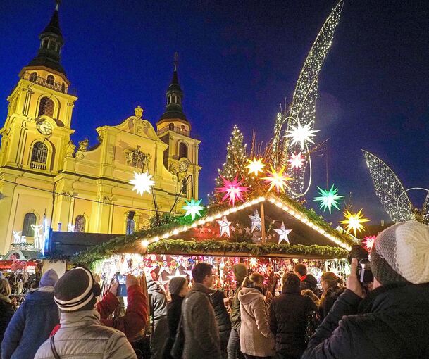 Der stimmungsvolle Weihnachtsmarkt auf dem barocken Ludwigsburger Marktplatz ist ein Besuchermagnet.