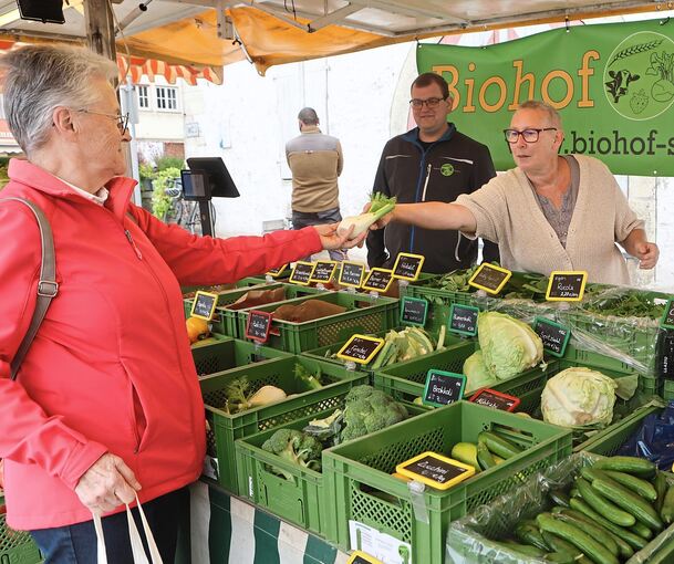 Handeln von Mensch zu Mensch: Auf dem neuen Wochenmarkt in Besigheim lässt sich eine persönliche Form des Einkaufens pflegen.