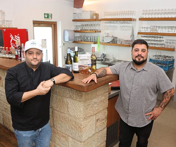 Metzgermeister Fatih Yilginc (links) und Küchenchef Sebastian Zavesky haben viel vor mit dem Holderbüschle.