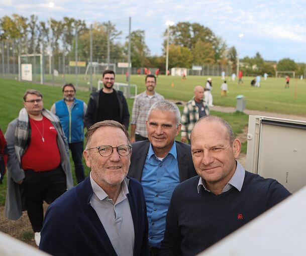 Über die neue Flutlichtanlage freuen sich Harald Heberle (rechts) und Dieter Stuiber von den Sportfreunden Großsachsenheim mit Bürgermeister Holger Albrich (Mitte).