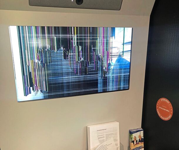 Pure Zerstörungswut: So hat in der VR-Bank-Filiale in Besigheim das VR-Sisy – ein Bildschirm zur Videoberatung – im Frühjahr 2024 ausgesehen.