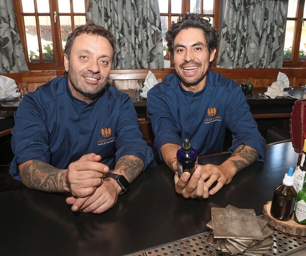 Eine Woche lang waren Pedro (links) und Paco im Adler zu Gast und zauberten spanische Leckerbissen auf die Teller.