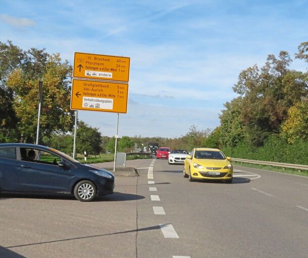 Die Kreuzung „Vaihingen Mitte“ an der B10 soll bis zur Gartenschau 2029 eine Ampel erhalten. Damit soll vor allem das Linksabbiegen Richtung Pforzheim erleichtert werden.