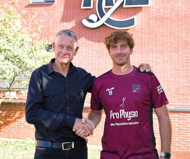 Präsident Jürgen Schindler (links) begrüßt Felix Mayer als Spieler und zukünftigen Sportkoordinator des HC Ludwigsburg.