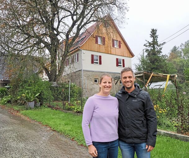 „Es gab auch viele schöne Momente“: Lena und Gernot Pflugfelder vor dem rund 250 Jahre alten Raiserhof, den sie seit fünf Jahren modernisieren. Jetzt ist der Einzug in Sicht.