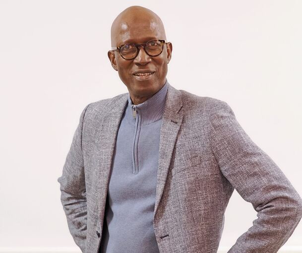 Mamadou Mbodji zeig auf, wie die Klimakrise Kinder beeinträchtigt.